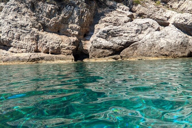 Blue cave tour - 4 caves and sandy beach - Stop 3: Sunj Beach for sand, sunbeds, and a real break