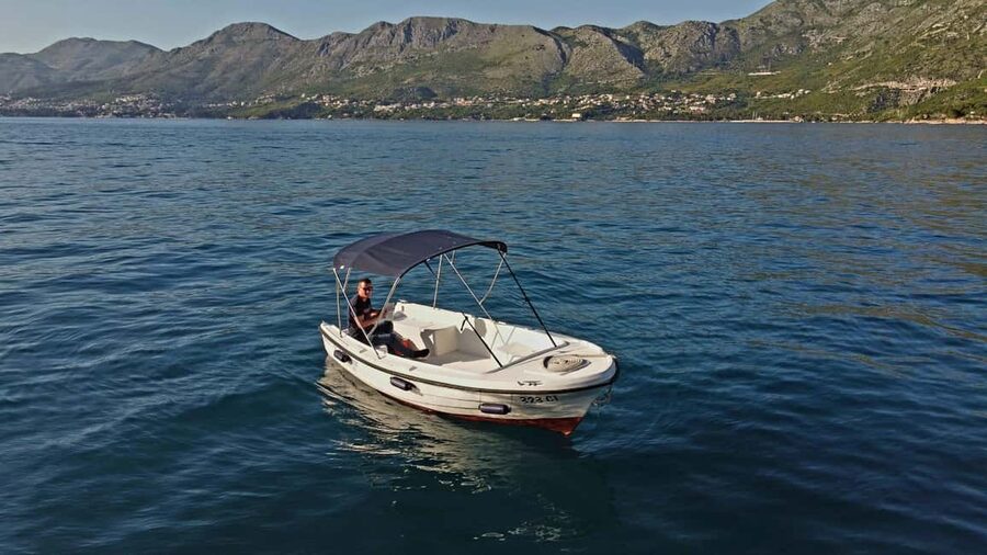 Cavtat: Boat Rental - Meeting in Tiha Bay and getting ready fast