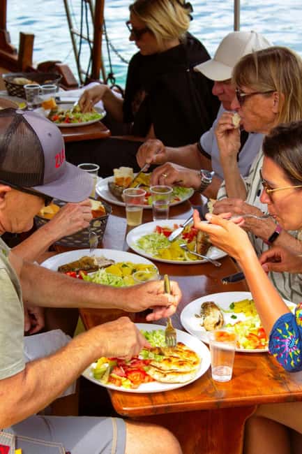 Dubrovnik: 6 hours Blue cave & Elaphiti with optional lunch - Crew energy: what makes the experience feel personal