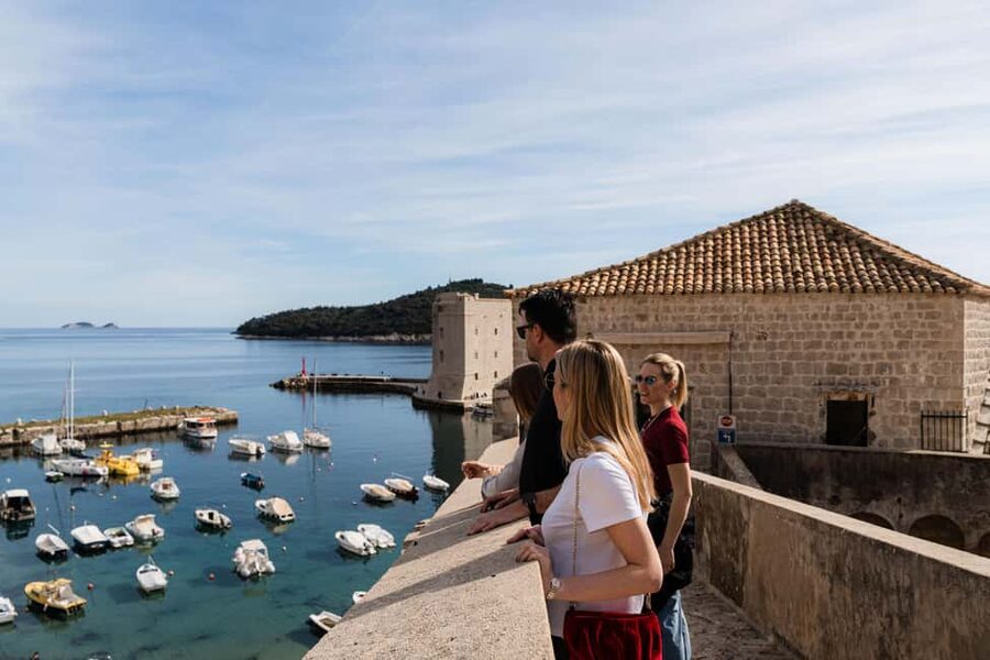 Dubrovnik: City Walls Guided Tour-Small Group Experience - Finding the meeting point: Velika Onofrijeva Fountain and the orange trees