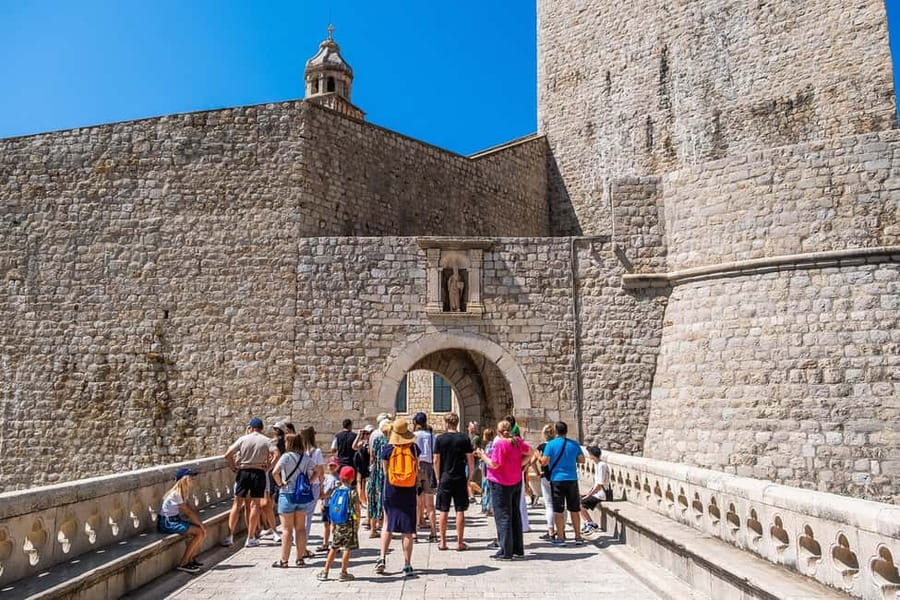 Dubrovnik: City Walls, Old Town Walking Tour & Adriatic View - Franciscan Monastery and the oldest pharmacy: more than a pretty stop