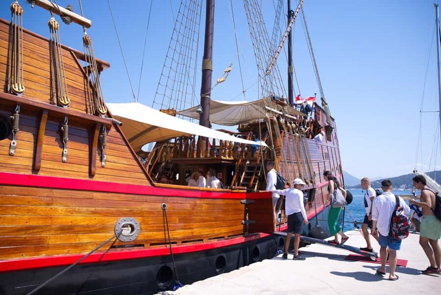 Dubrovnik: Elaphiti Island Luxury Pirate Ship Cruise - Šipan and the Skočibuha mansion: history, walking, and optional wine tasting