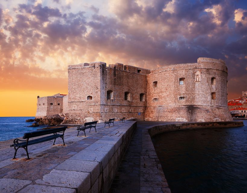 Dubrovnik: Old Town Highlights Guided Evening Walking Tour - Onofrio’s Fountain: the detail stop most people rush past