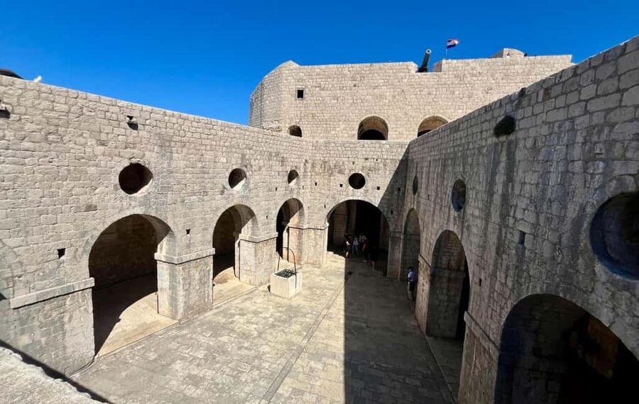 Dubrovnik: Private Game of Thrones Tour: Inside Look - Onofrio’s Fountain: a quick stop with real Dubrovnik meaning