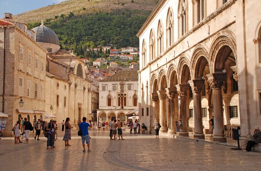 Dubrovnik: Private History Walk Through the Old Town - Onofrio’s Fountain: why fresh water was survival