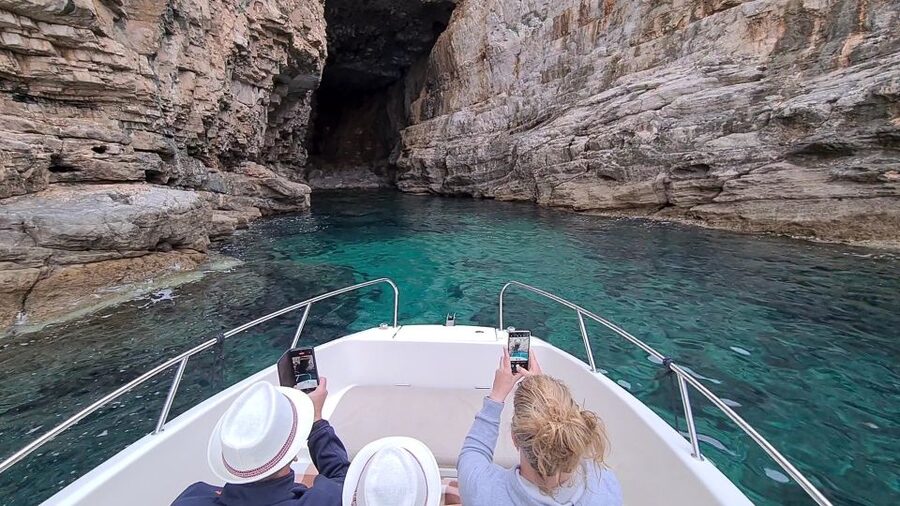 Dubrovnik Private Speedboat Tour to Elaphite Islands - Drinks and gear: the included comfort perks that add up