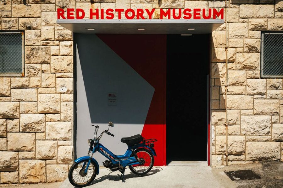 Dubrovnik: Red History Museum Regular Ticket - The Yugo 45 photo stop: history you can grin at