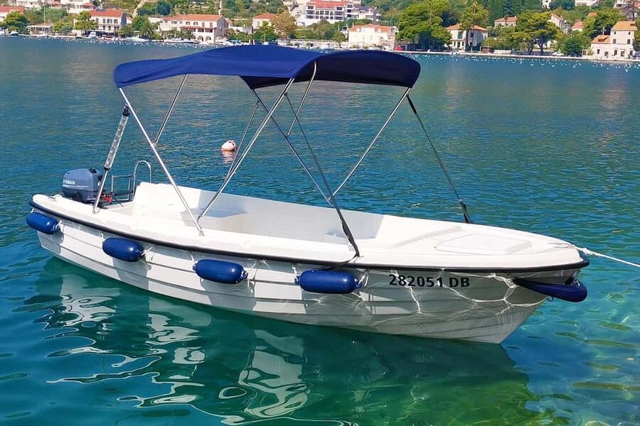 Dubrovnik: Rent a fun and easy to use boat without license - Inside the boat: gear that actually helps