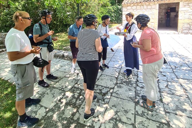 E-Bike Tour + Gourmet Lunch + Wine Tasting (Small Group) - Price and value: what $226.88 buys in the real world