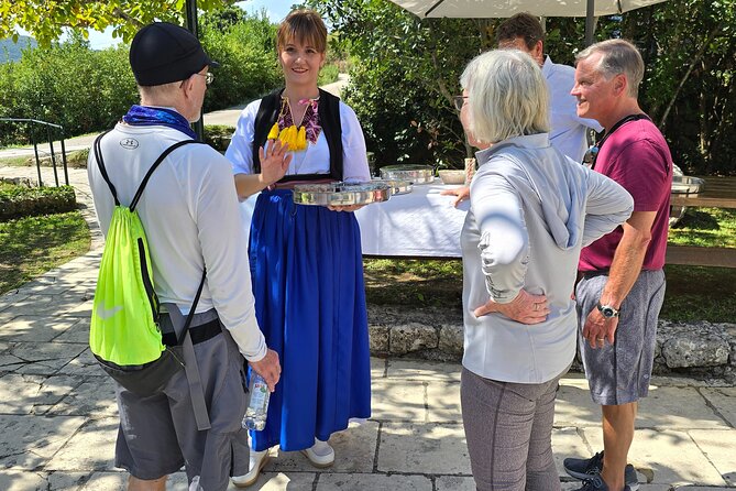 E-Bike Tour + Gourmet Snack + Wine Tasting (Small Group) - What you actually get: bikes, helmets, snacks, and drinks
