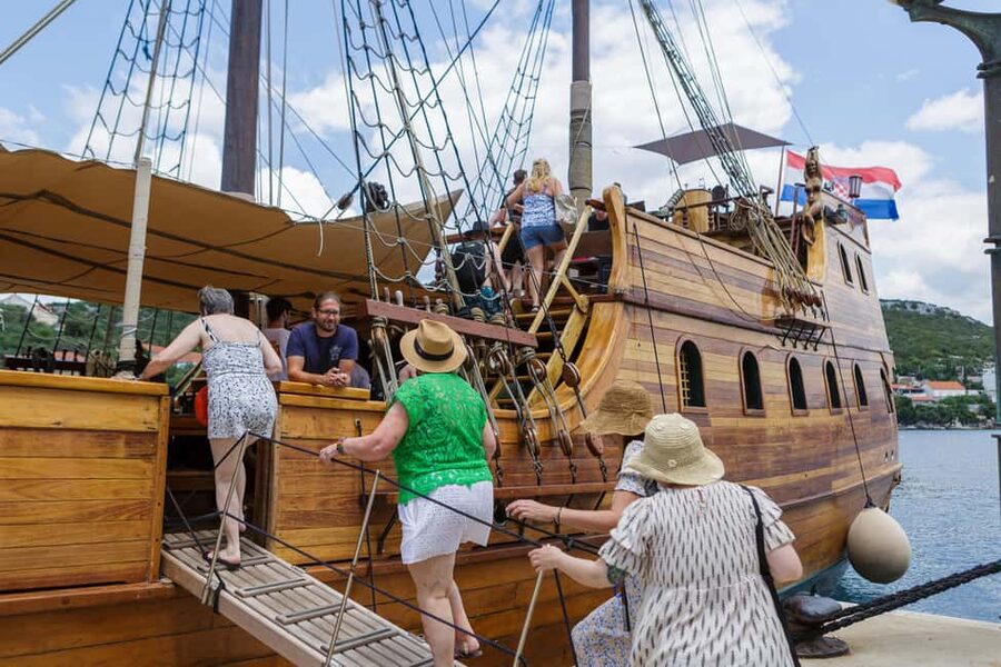 From Dubrovnik: Elaphiti Islands Galleon Cruise with Lunch - Timing: the return hours change with daylight