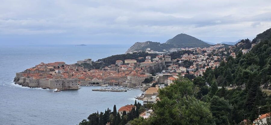 From Split: Dubrovnik Day Trip incl. Stop in Ston - Pelješac Peninsula coast: wine country vibes on the way in
