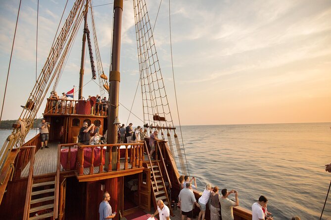 Karaka - The Best Dubrovnik Sunset Cruise (adults only) - City Walls from sea level: the main sight window you don’t get from land