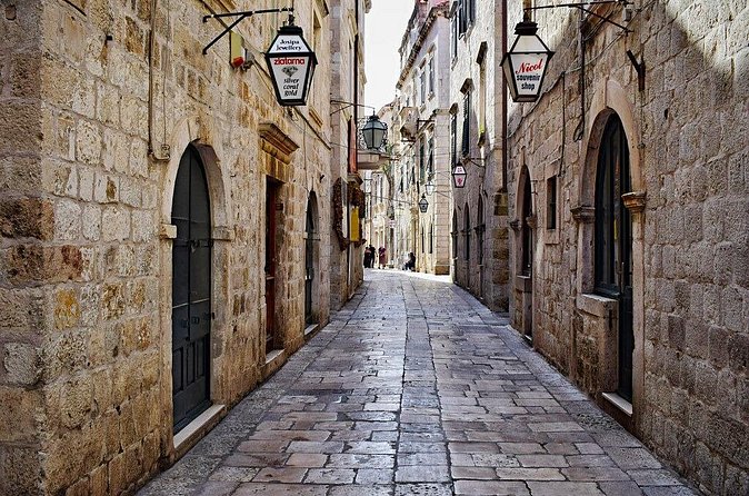 Private 2 hours Walking Tour Games of Thrones in Dubrovnik - Sponza Palace: Merchants, Power, and Story-Friendly Architecture