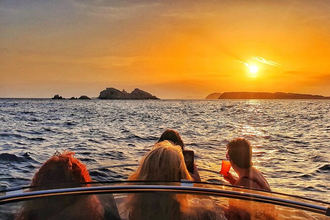 Private romantic Sunset tour - On board with Captain Paulo: comfort, drinks, and photo-ready moments