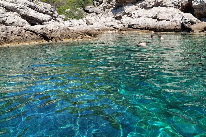 Private Speedboat Tour- Blue cave, sandy beaches and snorkelling - Sunj Beach: the easy win for sandy time and beach bars