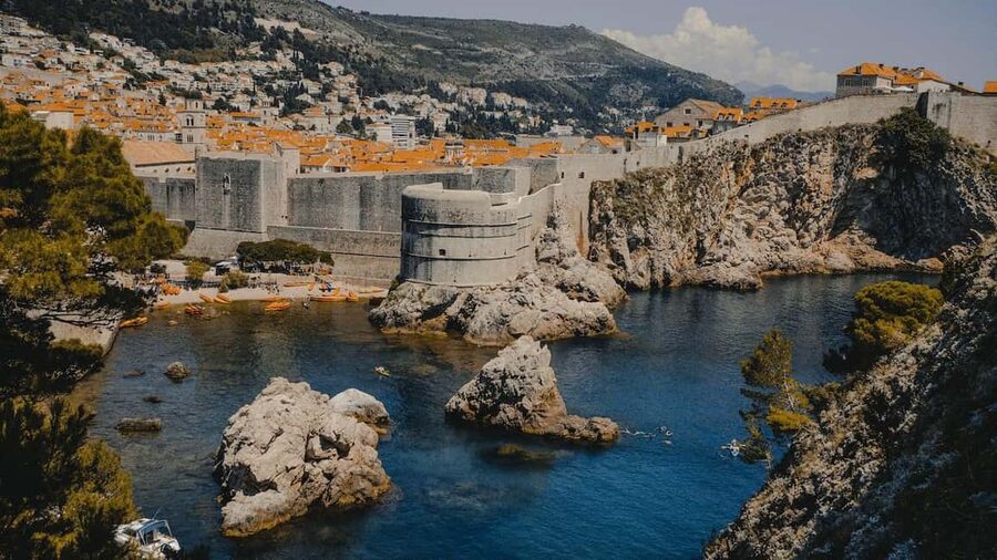 Split: Dubrovnik Day Tour - Meeting at Booker Travel Agency and the Ride South in an Air-Conditioned Van