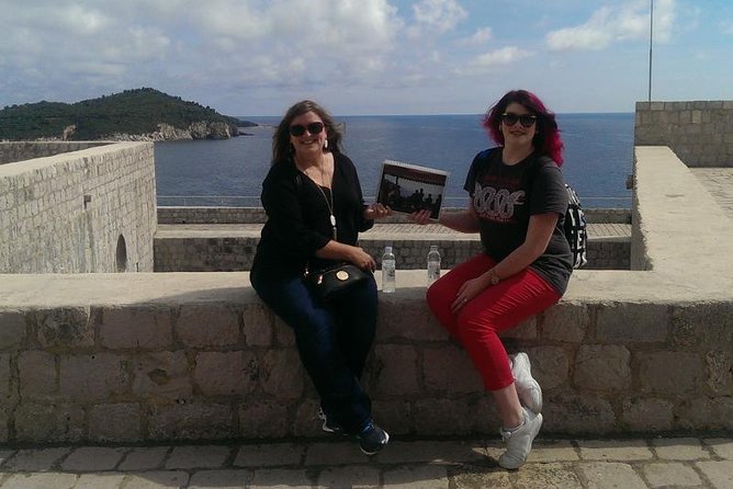 Tour The Game of Thrones - Private Walking Tour - Iron Throne replica photo break at Dubrovnik City Shop