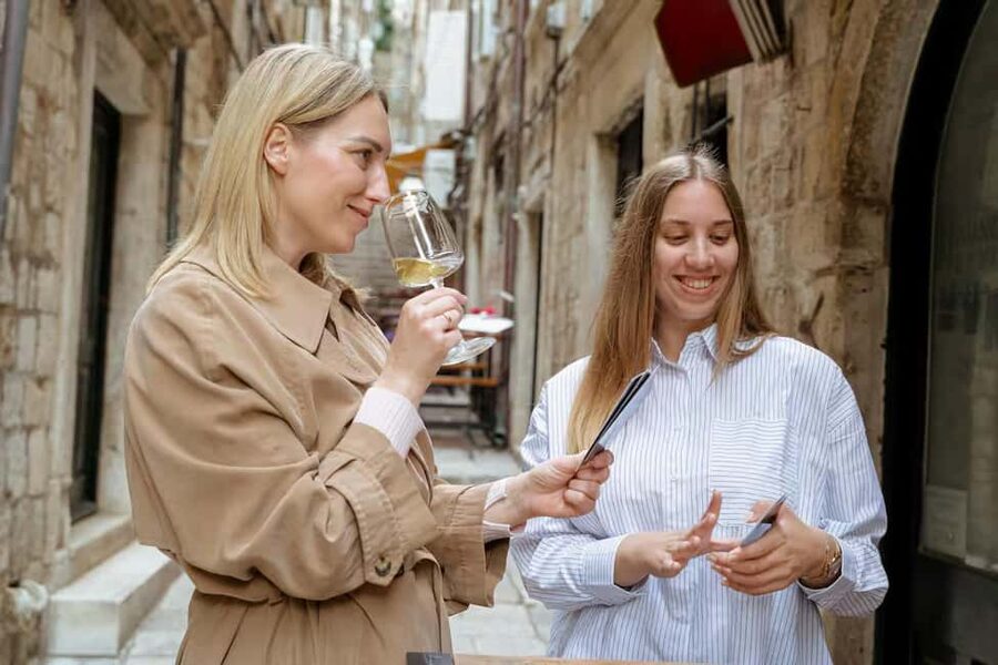 Wine Tour - Get to know local grapes - The tasting at the local wine bar: how the snack pairing teaches faster